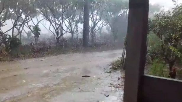 Chuva com granizo e vento causa estragos em Varzedo