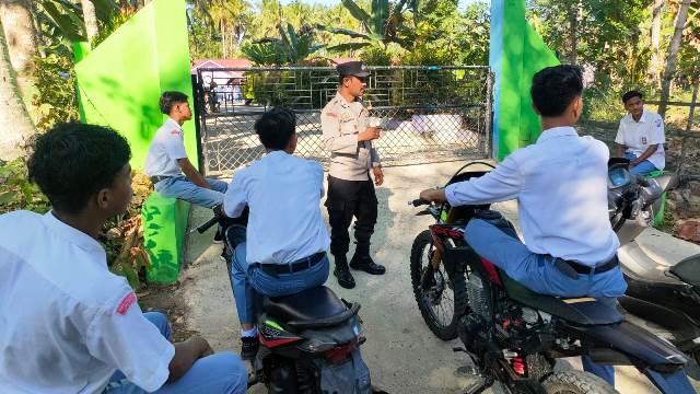 Tanamkan Perilaku Disiplin, Ini Yang Dilakukan Kanit Binmas Polsek Idi Tunong Kepada Pelajar