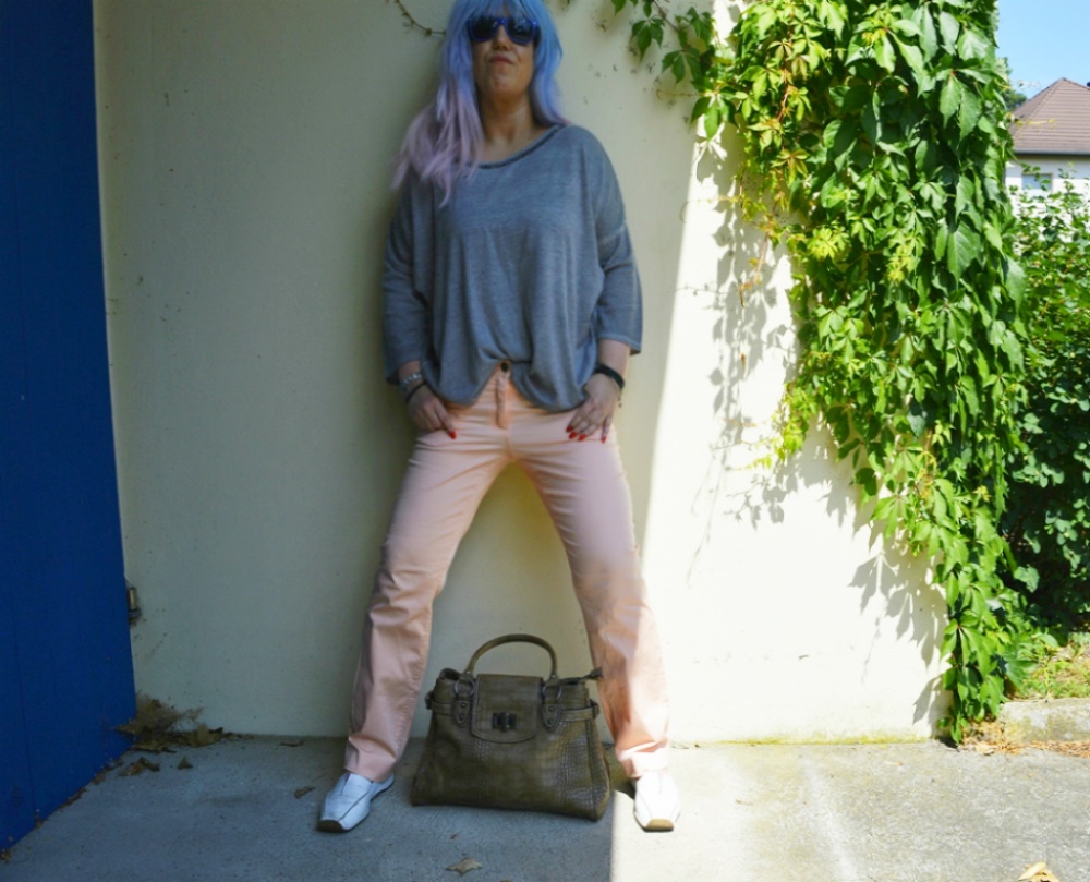 Apricot Summer Day Outfit -  Summer Outfit with pastel apricot Jeans, grey Jumper  and white Leather Loafers - posted by Annie K, Fashion and Lifestyle Blogger, Founder, CEO and writer of ANNIES BEAUTY HOUSE - a german fashion and beauty blog