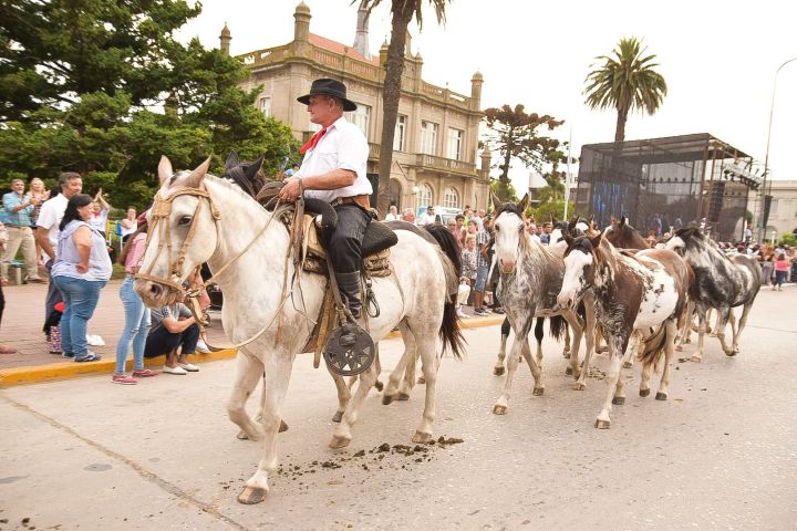 Foto desfile gaucho en Lobería