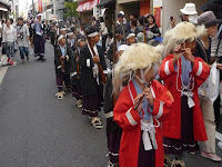 清明祭の鼓笛隊