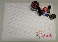 Logo Kiki Nails : vinci gratis una delle 10 nuove tovagliette unghie 