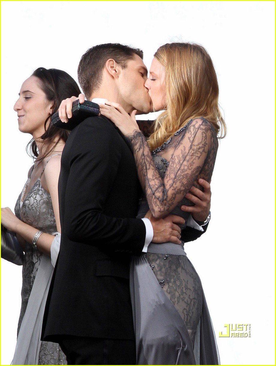 Blake Lively & Sam Page Kissing Pictures