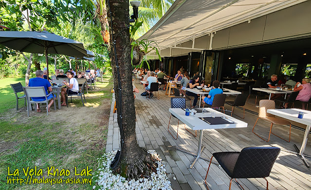 Petit-déjeuner à La Vela Khao Lak