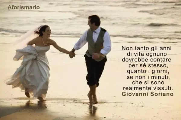 Sposi corrono in riva al mare