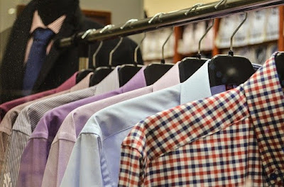 Imagem de camisas penduradas em cabides