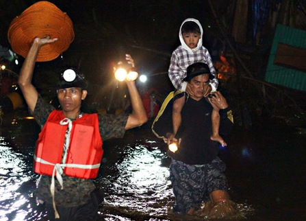 17FLOODSGUSA3<br />Members of the Army's 4th Infantry Division rescue team help out residents of Barangay Gusa in Cagayan de Oro City after flood waters coming from the mountains brought about by tropical storm Sendong engulfed several of the city’s barangays. MindaNews photo by Erwin Mascarinas<br />