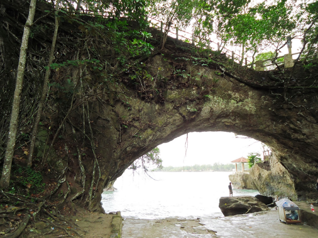 pemandangan wisata pantai karang bolong di banten