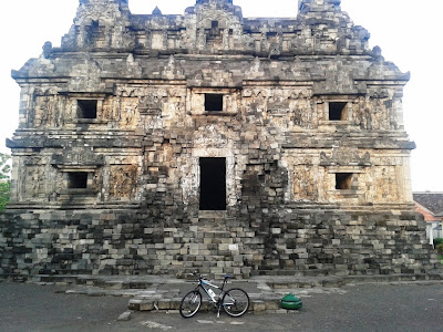 Depan Candi Sari