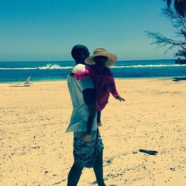 Jay z and Blue Ivy at the beach