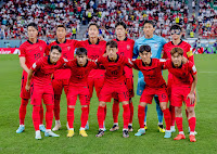 SELECCIÓN DE COREA DEL SUR. Temporada 2022-23. Kim Young-gwon, Jung Woo-young, Kwon Kyung-won, Cho Gue-sung, Kim Seung-gyu, Son Heung-min. Kang-in Lee, Kim Moon-hwan, Lee Jae-sung, Hwang In-beom, Kim Jin-su. SELECCIÓN DE REPÚBLICA DE COREA 2 SELECCIÓN DE PORTUGAL 1 Viernes 02/12/2022, 16:00 horas. XXII Copa Mundial de fútbol de la FIFA Catar 2022, fase de grupos, Grupo H, jornada 3. Al Rayyan, Doha, Catar, estadio de la Ciudad de la Educación: 44.097 espectadores. GOLES: ⚽0-1: 5’, Ricardo Horta. ⚽1-1: 27’, Kim Young-gwon. ⚽2-1: 90+1’, Hang Hee-chan.