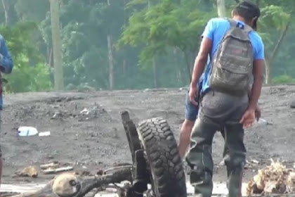 Mobil yang terseret banjir lahar dingin gunung Semeru tinggal rangka 