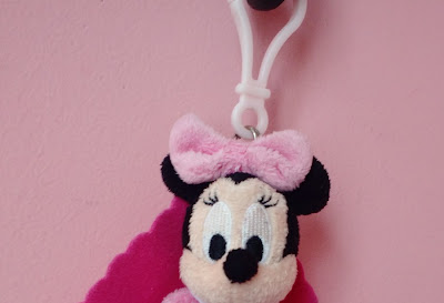 Chaveiro de mini pelúcia de Minnie rosa bebe com cobertor - Disney - 10 cm  R$ 15,00