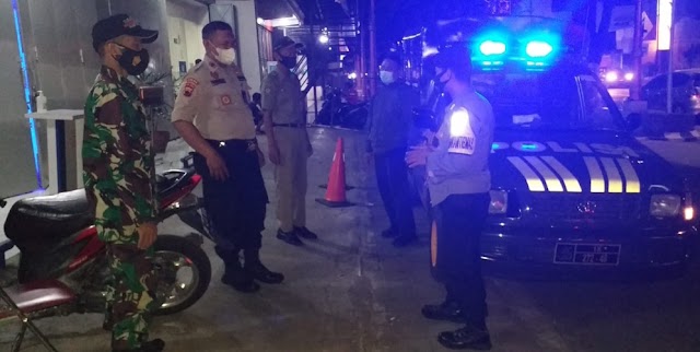 Sambangi aktifitas malam hari, petugas Bendosari ajak warga tetap disiplin Prokes