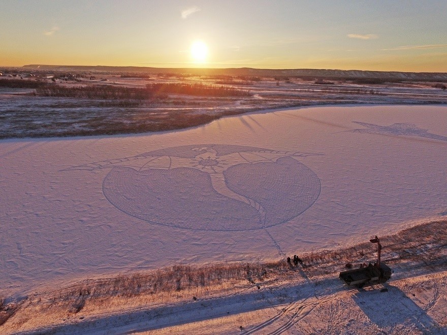 Whatever his initial reasons, we're glad that Beck kept at it: This wintry art is unlike any we've ever seen. - This Looks Like Footprints In The Snow, But When You Zoom Out… WOAH.