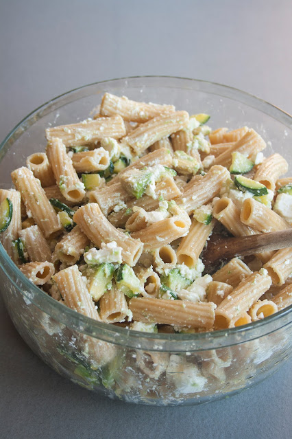 Pasta fredda con zucchine, avocado e feta