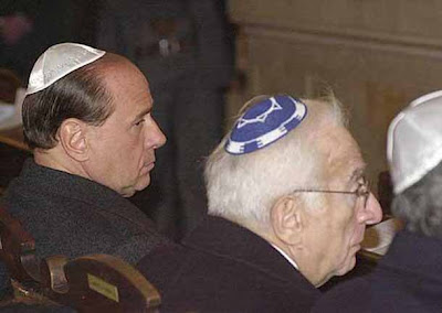 Berlusconi kippah (con Francesco Cossiga)