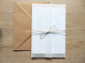 El papel vegetal o de cebolla le confiere un toque muy bonito y elegante a las invitaciones de boda