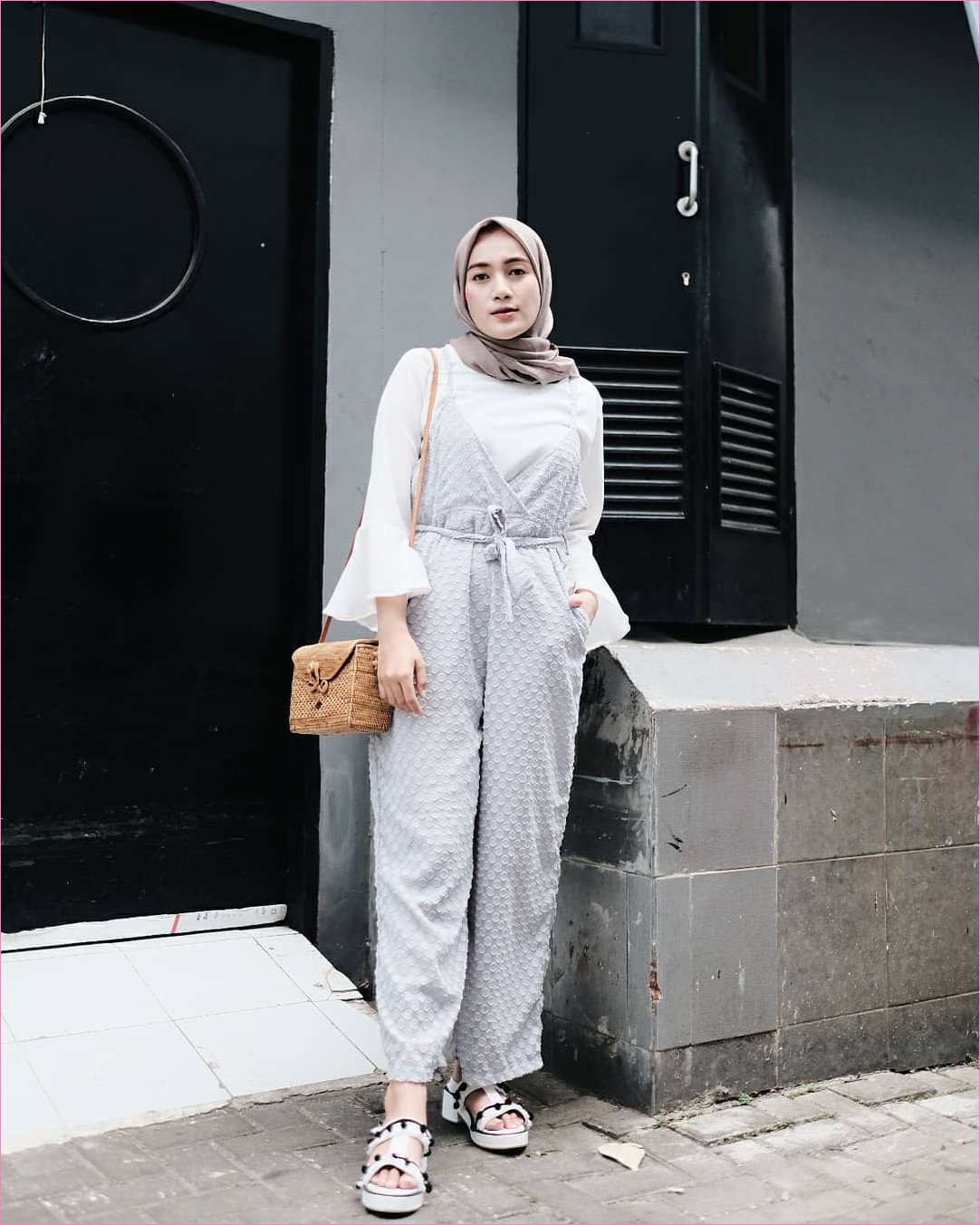 Outfit Baju Jumpsuit Berhijab Ala Selebgram 2018