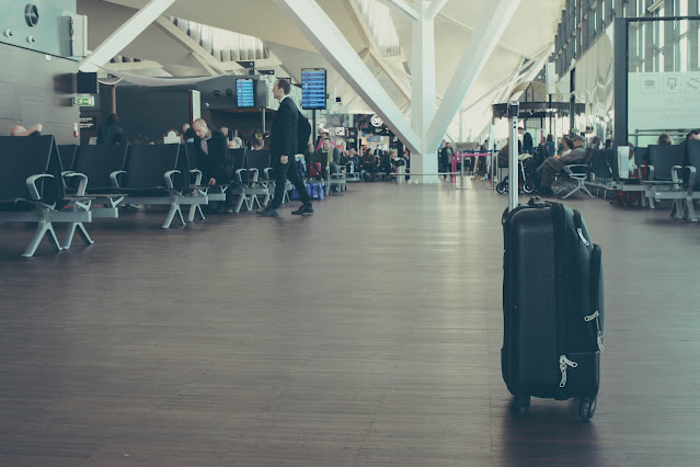 Una maleta abandonada en el pasillo de un aeropuerto.