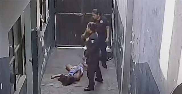 Revela video agresión policial a joven Abigail Hay, encontrada muerta en una celda