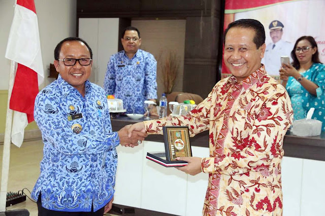 Bupati H. Agus Ambo Djiwa dan Prof. Dr. Abdul Hakim. M. Si.  (foto: dok fb Bappeda Mamuju Utara) 