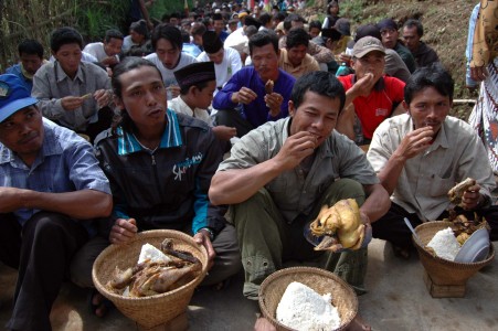 The Lost Ark: Ritual Among Tebal Warga Lereng Sumbing