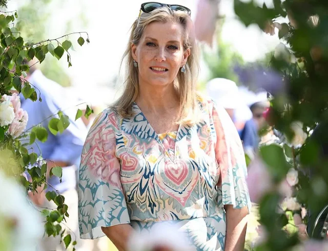 The Duchess of Edinburgh wore an Abito printed v-neck silk midi dress by Etro. Penelope Chilvers Catalina cotton espadrille wedges