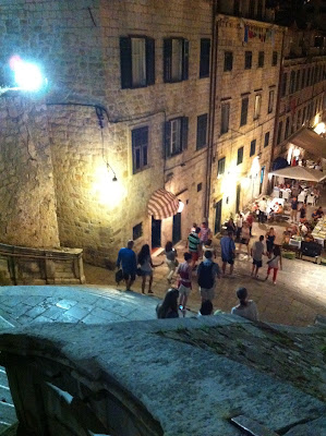 bajando escaleras en Dubrovnik por la noche