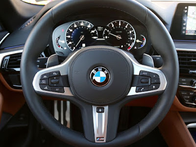 2018 BMW M550i xDrive interior steering wheel