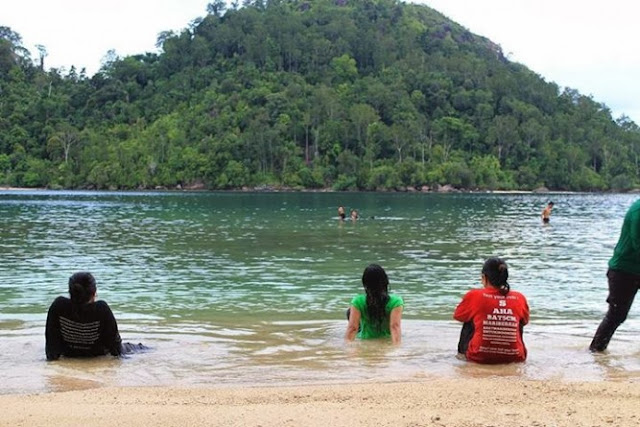 anda bisa menikmati pemandangan pantai pulau pasumpahan sumatera barat