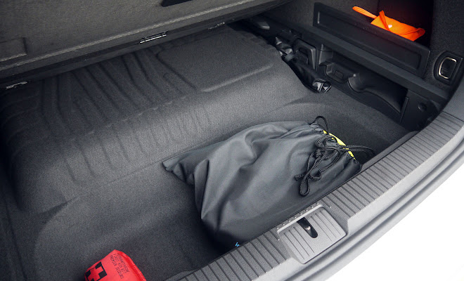 VW Passat GTE boot floor