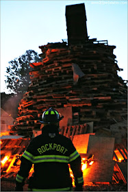 Bomberos en la Hoguera del 4 de Julio en Rockport, Massachusetts