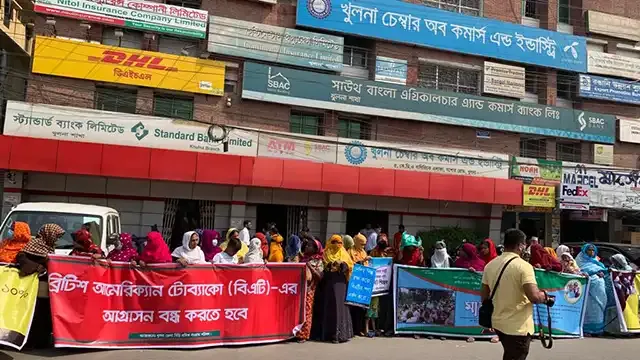 Bidi workers Human chain with five demands in Khulna