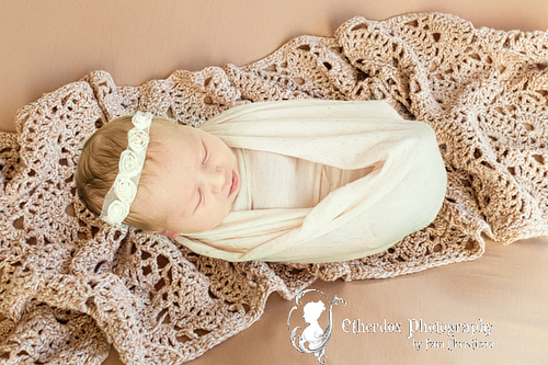 Professional portrait of a newborn baby using a round backdrop stand