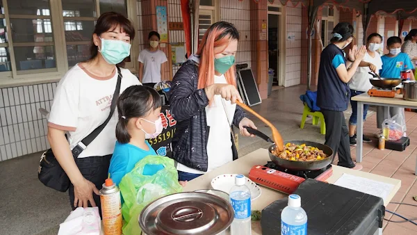 ▲親子煮飯大師賽，將食農教育與彰化縣香田國小60周年校慶充分結合，讓校慶充滿歡笑與趣味。（記者林明佑翻攝）