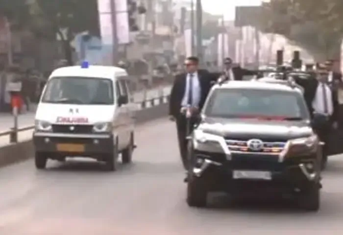 PM, Narendra Modi, Convoy, Ambulance, Roadshow, Varanasi, Video, Viral, Project, MP, PM Narendra Modi Stops His Convoy to Give Way to Ambulance During Roadshow in Varanasi, Video Surfaces.