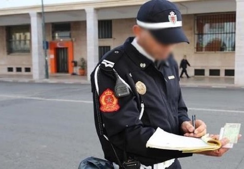 شرطي مغربي يحرر مخالفة