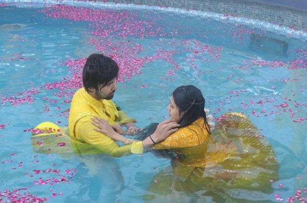 Avinash Mukherjee and Radhika Muthumkar shoot in a swimming pool for 3 hours for a perfect shot