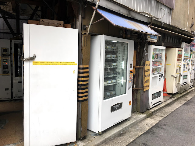 秋葉原にある恐ろしい自販機。顔面と股間が永久にネットに公開されます【c】