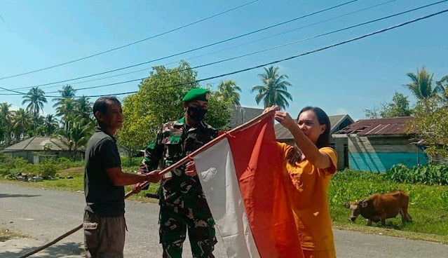 Komsos dengan Ketua RT, Babinsa Surya Himbau Warga Memasang Bendera Merah Putih di Depan Rumahnya  