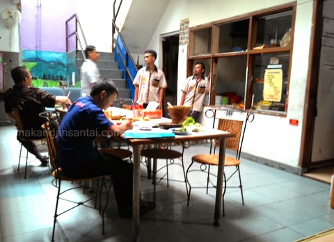 Rumah Makan Sunda di Bandung; Antara Ma' Uneh, Sawios, dan 