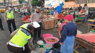 Polsek Medan Area Tertibkan PKL Pasar Suka Ramai