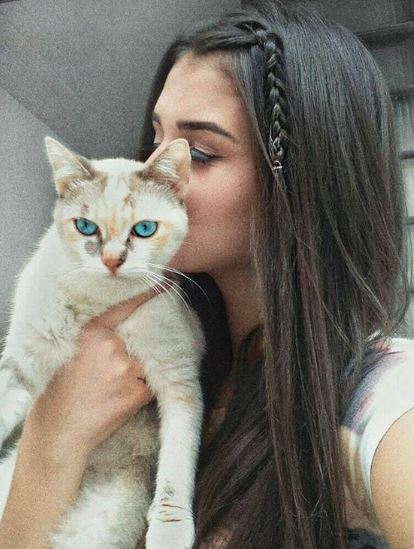 stylish cute girl dp with cat