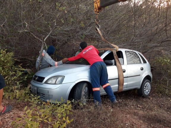 Veículo desgovernado desce barranco em rodovia no litoral do Piauí