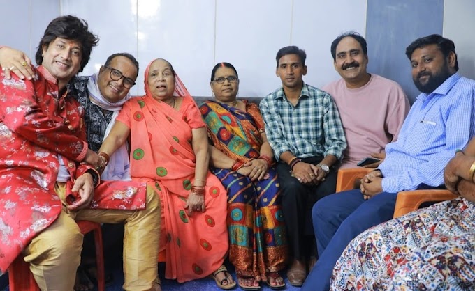 निर्माता संतोष गुप्ता, राजकुमार गुप्ता की माता जी पहुँची 'सास सतरंगी बहू अतरंगी' की शूटिंग पर, दिया आशीर्वाद