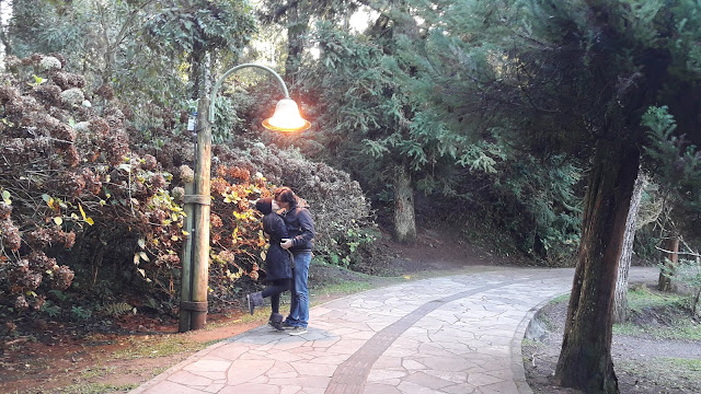 Eu e Stephanie nos beijando abaixo de uma das luminárias do trajeto que circunda o famoso Lago Negro, em Gramado.