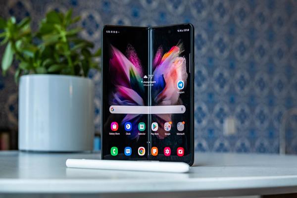 بالفيديو: هاتف Galaxy Z Fold 3 يتعرض لأقسى الاختبارات و هذه هي النتيجة!