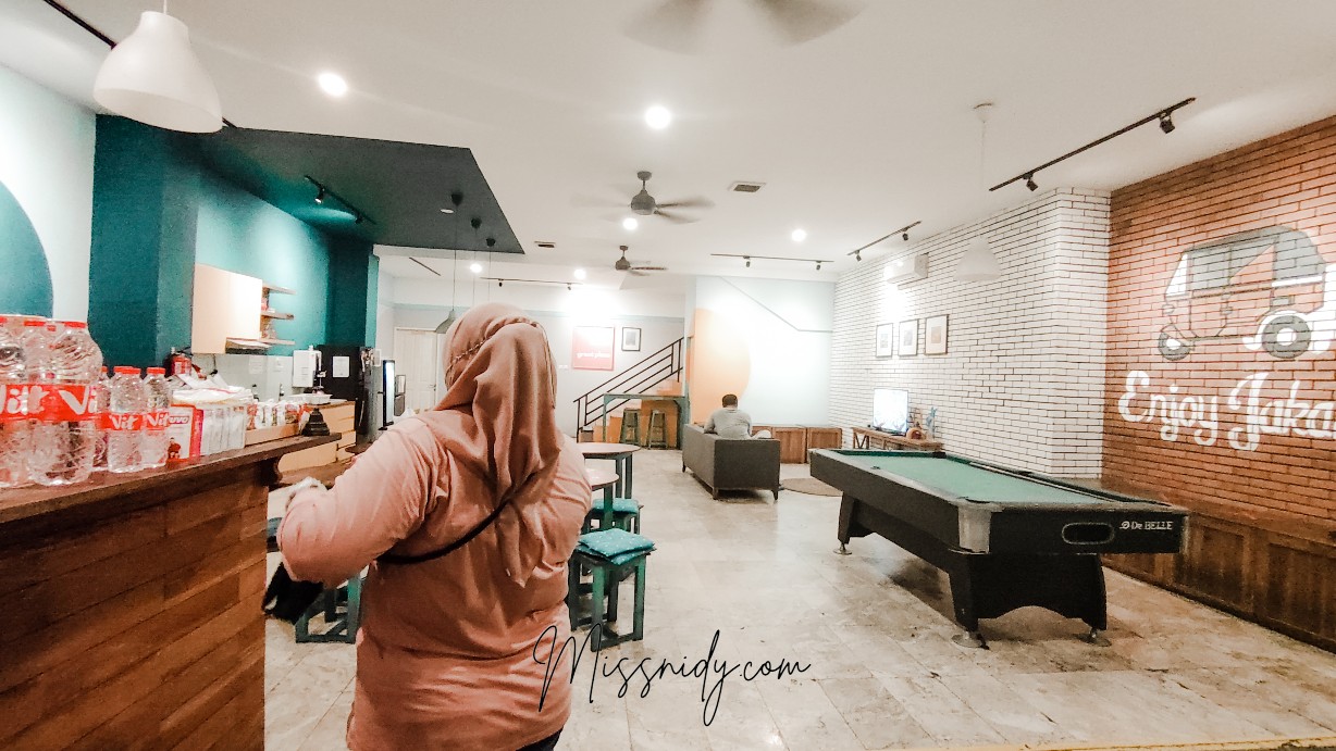 proses check in di wonderloft hostel jakarta