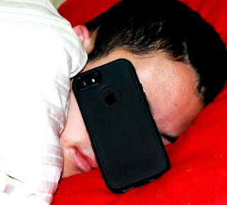 Tidur dengan HP menyebabkan gangguan kesehatan